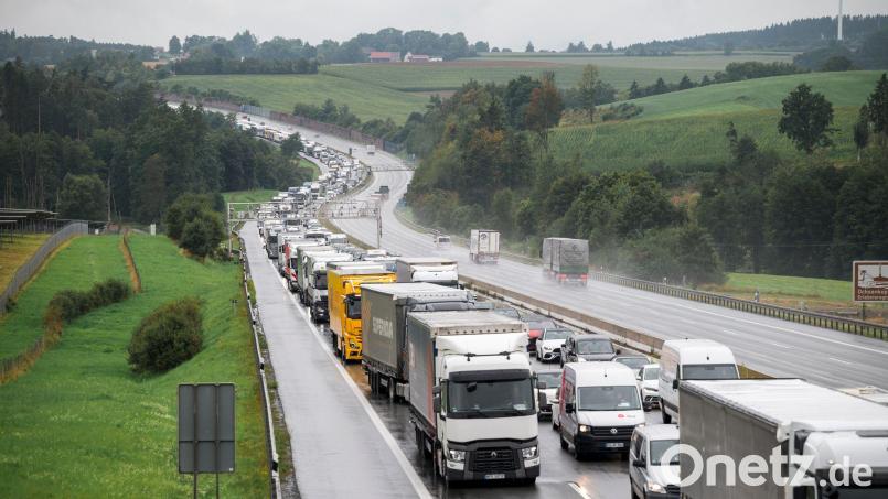 Nach dem Brand eines Lastwagens staute sich der Verkehr auf der A9 auf mehrere Kilometer. Bild: Daniel Vogl/dpa