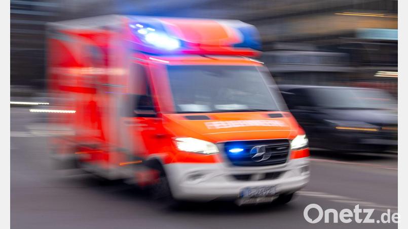 Sanitäter brachten die Schwerverletzten in eine Klinik - dort starb die Frau an ihren Verletzungen. (Symbolbild) Bild: Monika Skolimowska/dpa