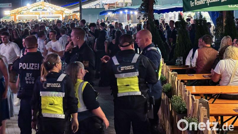 Mit Lautsprecherdurchsagen wurden Besucher des Gillamoos-Jahrmarkts vom Platz gewiesen. Bild: Sebastian Pieknik/NEWS5/dpa