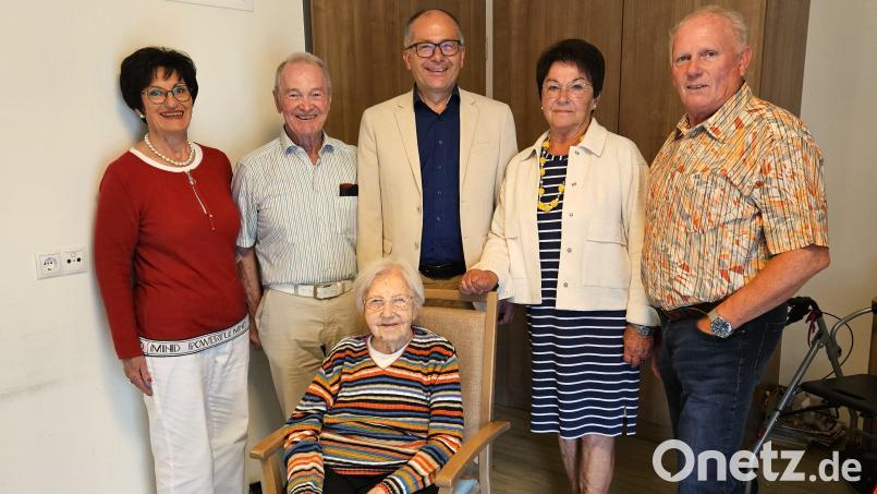 Hedwig von Terzi (vorne, sitzend) und ihre Gratulanten (von links nach rechts) Christa Pinzer, Klaus Hufnagel, Bürgermeister Roman Schäffler, Christa Liedl und Hermann Liedl. Bild: Carolin Böckl, Verwaltungsgem. Kemnath