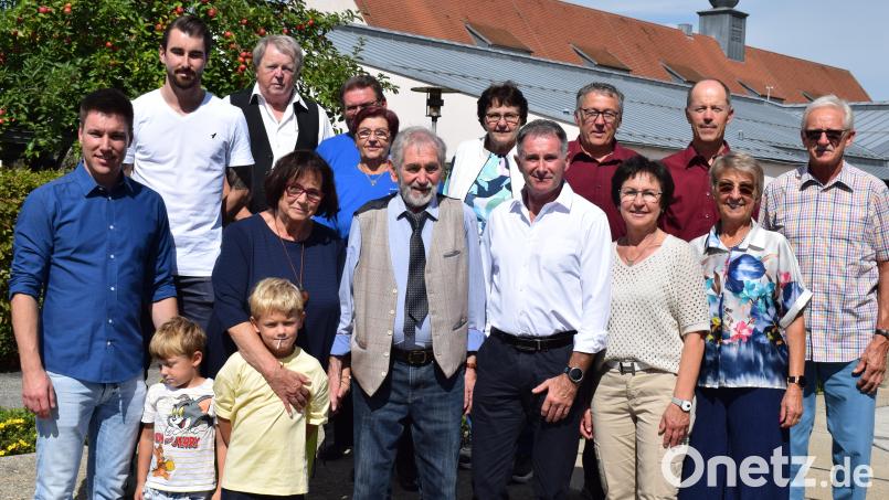 Viele Gratulanten gaben sich am Donnerstag die Klinke in die Hand, um Friedrich Gradl aus Weihern zu seinem 85. Geburtstag zu gratulieren.Neben seiner Frau Gerdi und den Kindern wünschten auch Abordnungen des VdK Pfreimd und der Hobbyrancher Weihern alles Gute und viel Gesundheit. Bild: bnr