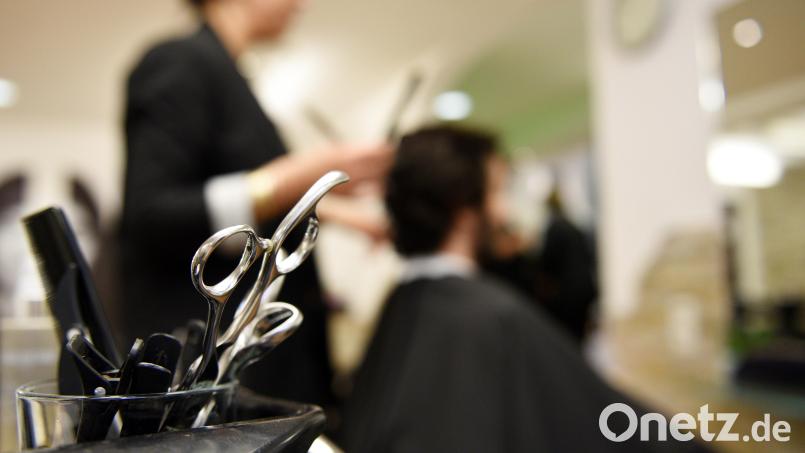 Ein Mann lässt sich die Haare schneiden. In Neustadt/WN eskalierte am Mittwoch ein Friseurbesuch Symbolbild: Angelika Warmuth/dpa
