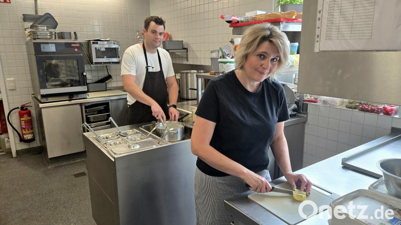 Zum elfköpfigen Gastroteam im Sibyllenbad gehören auch Koch Jakub Skljarenko und Vendula Němečková. Bild: lnz