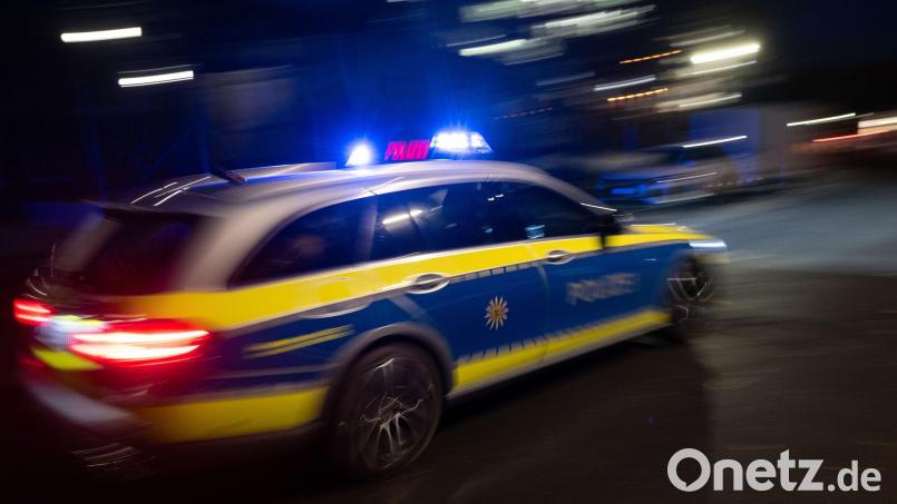Ein Autofahrer flüchtete mit 180 km/h vor der Polizei auf der B 20 bei Arnschwang Symbolbild: Marijan Murat/dpa