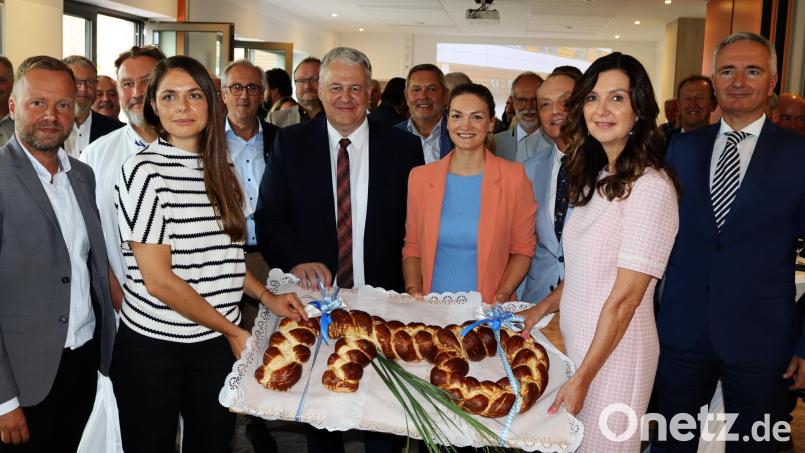 Symbolisch wird im Beisein von Gesundheitsministerin Judith Gerlach (Mitte) der Schlüssel zum neuen Bauteil übergeben. Bild: mfh