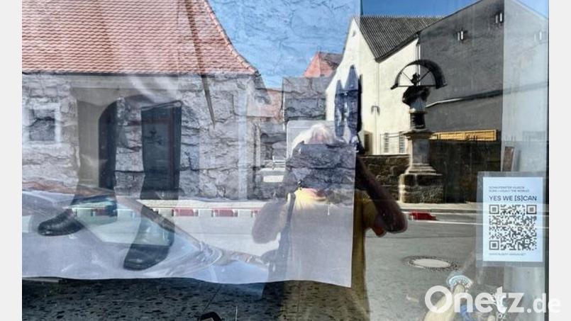Mit großformatigen Fotoinstallationen und QR-Codes erinnert Künstler Albert Braun an elf Standorten in der Vilsecker Innenstadt an das bewegte Leben des Türmersohns Elias Peißner. Bild: Albert Braun/exb