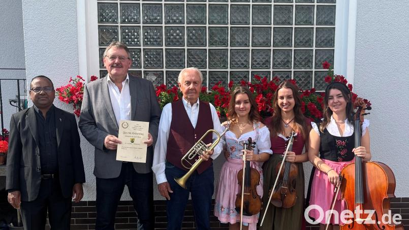 Pfarrer Madanu, Bürgermeister Hans-Martin Schertl und die Enkelinnen Ronja, Franziska und Julia Rosemann überbrachten dem Jubilar Helmut Wolf die Glückwünsche zum 90. Geburtstag. Bild: Stefanie Gradl