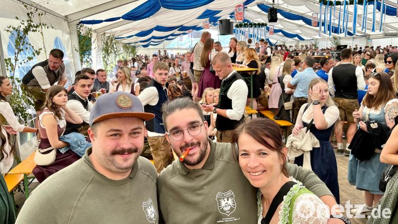 Ein volles Festzelt ist zum Kirwamontag in Floß Standard. Bild: Gabi Schönberger