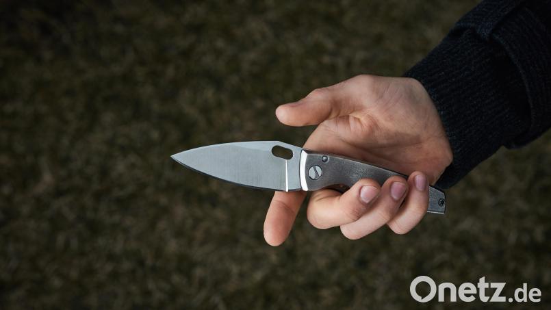 Gegen den 27-Jährigen, der verdächtigt wird, drei Personen mit einem Auto verletzt zu haben, wird auch wegen einer Bedrohung mit einem Messer ermittelt. Symbolbild: Andr Krupenko/Adobe Stock