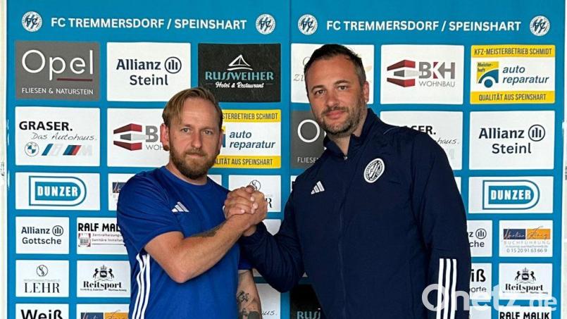 Abteilungsleiter Florian Schnödt (links) freut sich über die Verpflichtung des neuen Trainers Robert Schäffler beim FC Tremmersdorf. Bild: FC Tremmersdorf/Verein