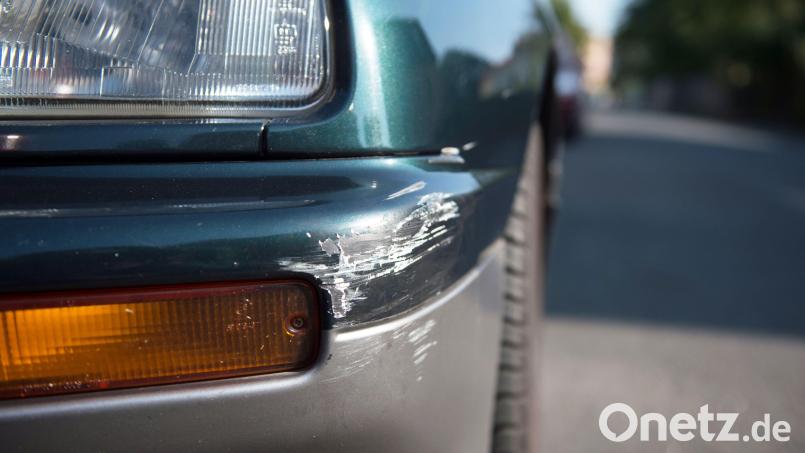 An einem geparkten Auto in Weiden entstand ein hoher Schaden. Symbolbild: Arno Burgi/dpa