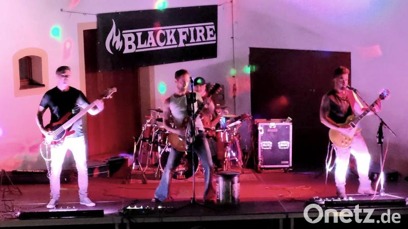 Die Nabburger Band &quot;Blackfire&quot; sorgt am Samstag für Rockmusik auf dem Parkplatz vor der Nordgauhalle. Archivbild: Marko Pammer