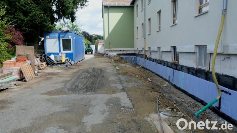 An der Flosser Schule laufen weiterhin Arbeiten. Die Schulstraße bleibt deshalb in Teilen gesperrt. Bild: Fred Lehner