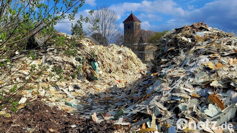 Viel Müll vor der Kirche von Techanov, dem Ortsteil von Jiříkov, in dem die Abfälle abgelagert worden sind Bild: Šiškova, Starosta Jirikov