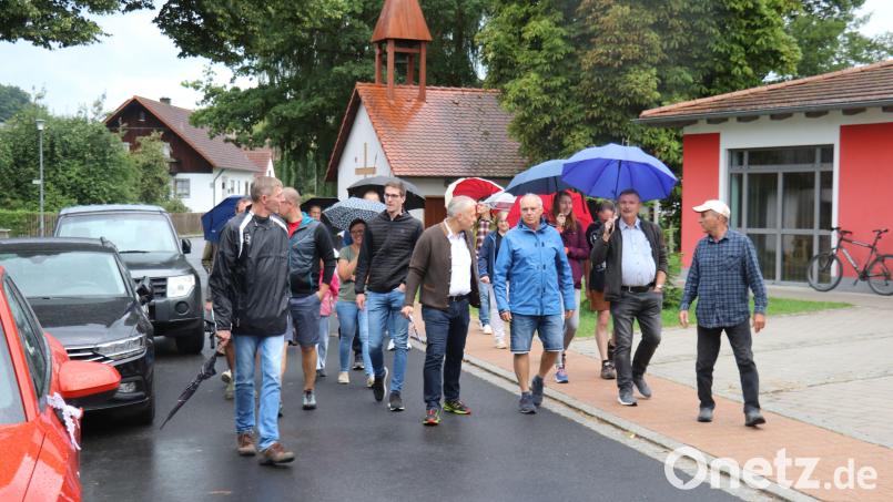Bürgermeisterkandidat Thorsten Grädler (Bildmitte) und sein Team beim Informationsaustausch mit den Dorfbewohnern von Ebersbach. Bild: Angela Ertl