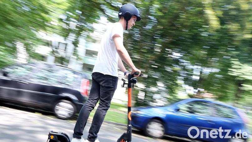 Ein E-Scooter-Fahrer kollidierte in Neumarkt mit einem Auto. Symbolbild: Roland Weihrauch/dpa
