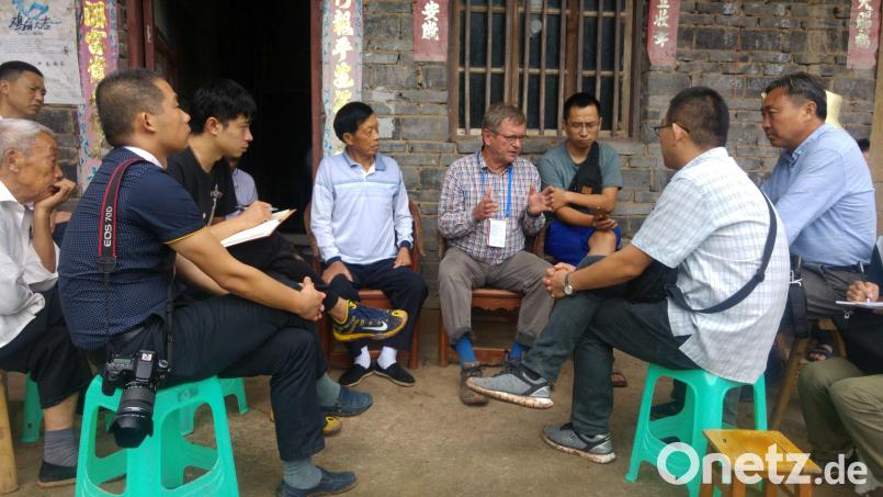 Bei einer Bürgerbefragung in Sichuan tragen Dorfbewohner Karl Spindler (Vierter von rechts) Sorgen und Wünsche vor. Bild: Spindler