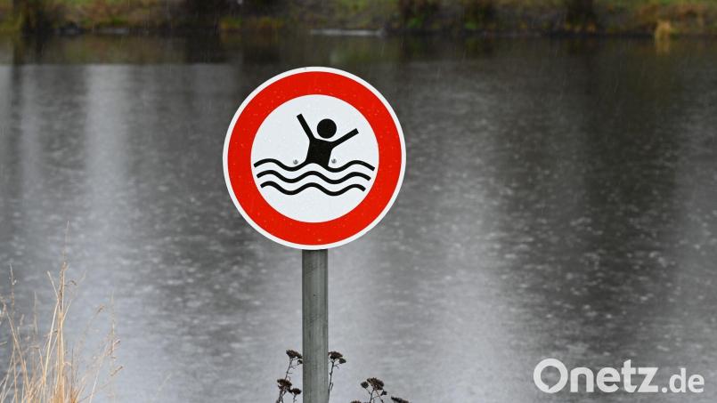 Baden kann vor allem in natürlichen Gewässern, wie Flüssen oder Seen, gefährlich werden. Symbolbild: Uwe Zucchi/dpa