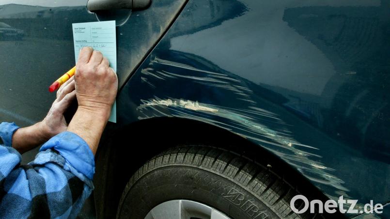 An einem geparkten Auto in Nittenau entstand ein hoher Schaden. Symbolbild: Roland Weihrauch/dpa