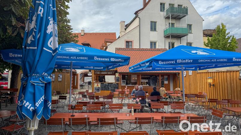Der Biergarten liegt in einem Hinterhof der Sulzbacher Neustadt – versteckt, urig, ruhig. Bild: Wolfgang Steinbacher