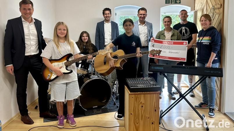 Bürgermeister Nicolas Lahovnik, Jugendvertreterin Mathilda Brand, Jugendvertreterin Anna Kokidko, Geschäftsleitender Beamter Daniel Wolf, Jugendvertreterin 
Maria Barseghyan, stellvertretender Vorstandsvorsitzender der Sparkasse Hochfranken Michael Maurer, Kreisjugendpflegerin Svenja Faßbinder, Jugendzentrumsmitarbeiter Nico 
Fuhrmann und Referentin für Jugendarbeit Christine Lauterbach freuen sich über die neue 
Bandausstattung im Jugendzentrum. Bild: Kristina Wiedel, Stadt Wunsiedel