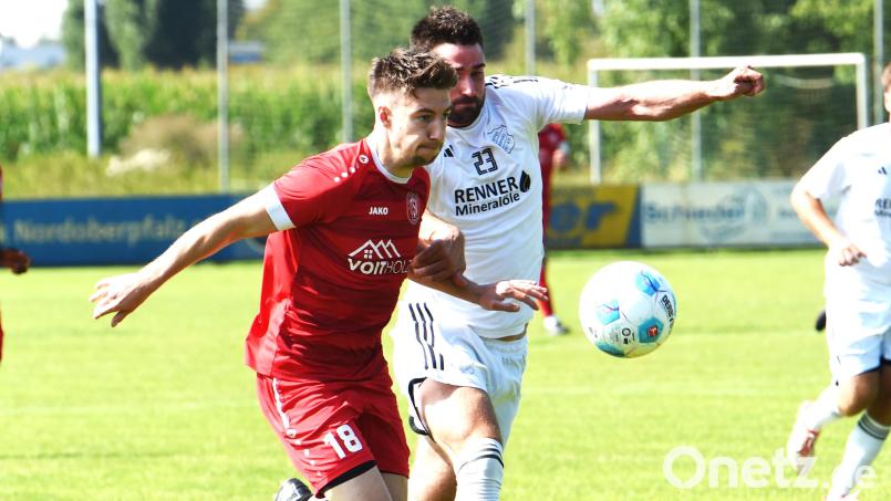 Bleiben Spielertrainer Andre Klahn (links) und der TSV Tännesberg in der Bezirksliga Nord daheim weiter ungeschlagen? Am Sonntag reist die SpVgg Vohenstrauß zum Derby auf den &quot;Berg&quot;. Archivbild: G. Büttner