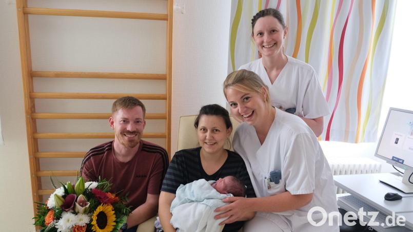 Mama Franziska, Papa Christian und der kleine Jonas sind gut drauf. Hebamme Celina Aigner und Dr. Monika Neiswirth, Assistenzärztin der Klinik für Frauenheilkunde und Geburtshilfe freuen sich über die 1000. Entbindung in diesem Jahr. Bild: Klinikum St. Marien Amberg/Sandra Dietl