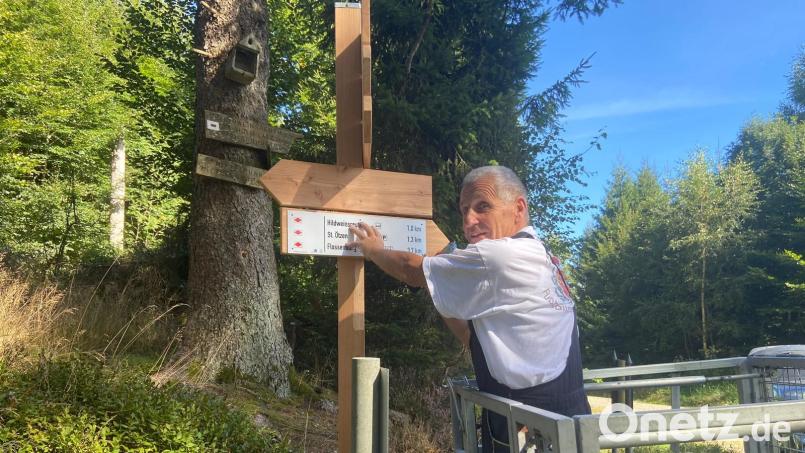 Die ehrenamtlichen Helfer des OWV bringen die Beschilderung an. Bild: jba