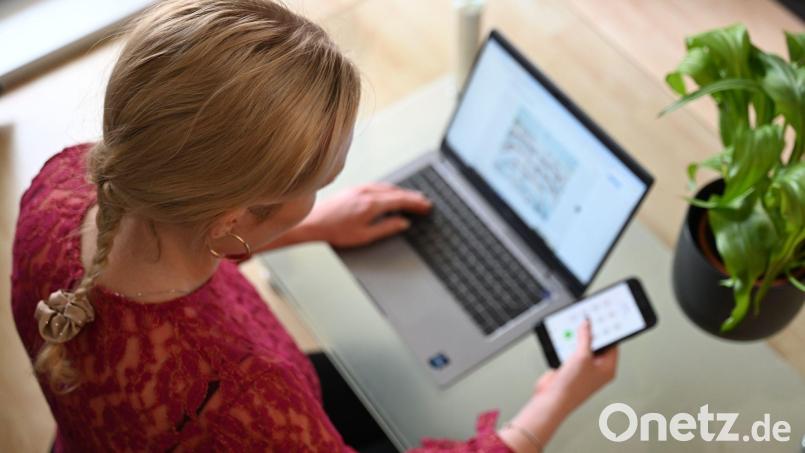Betrüger geben sich in Cham am Telefon als Bankmitarbeiter aus und erbeuten einen fünfstelligen Betrag. Die Polizei warnt vor der Masche. Symbolbild: Helena Dolderer/dpa/dpa-tmn