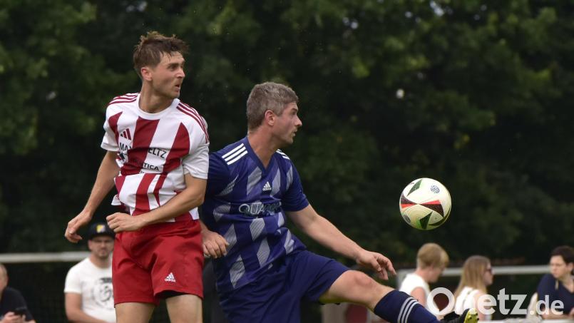 Nicholas Binder (links) und die DJK Dürnsricht treffen in der Kreisliga West am kommenden Sonntag auf den SV Diendorf. Archivbild: mhs