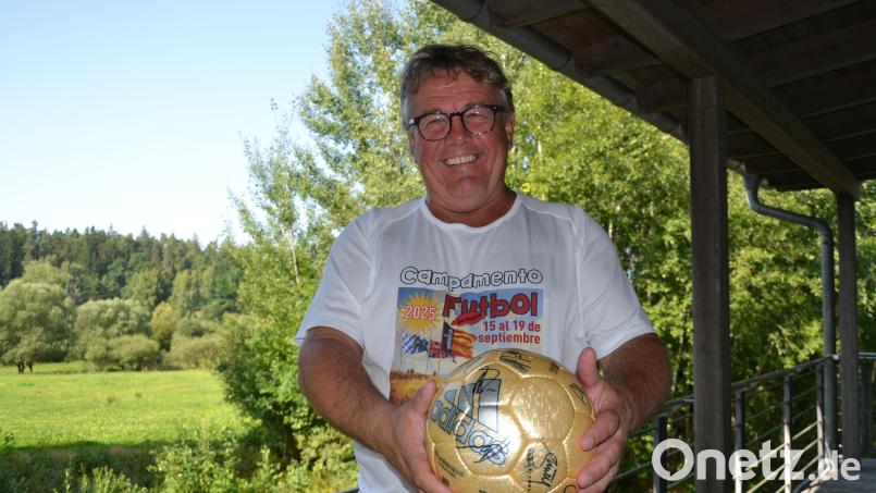 Gerhard Bauer verlost ab 15. September in Zusammenarbeit mit dem Stadtmarketingverein einen Fußball mit den Original-Autogrammen der Weltmeister von 2014. Der Erlös geht an die Fußballmannschaft des Heilpädagogischen Zentrums (HPZ) Irchenrieth. Der Tirschenreuther organisiert für das Team von 15. bis 19. September auch wieder ein Trainingslager auf Mallorca, das dazugehörige T-Shirt hat er für das Gespräch mit Oberpfalz-Medien extra angezogen. Bild: Thorsten Schreiber