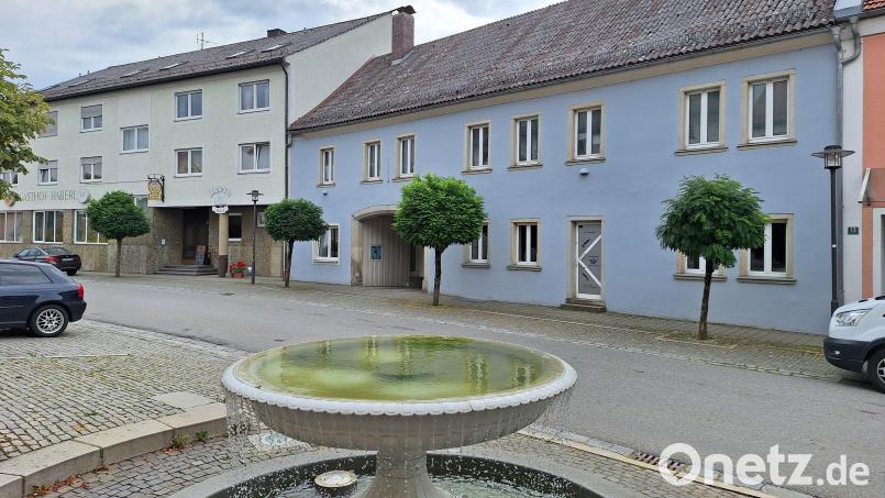 Für zwei ehemalige Gastronomiebetriebe, das Gasthaus Haberl (links) und die Pizzeria Ischia (blaues Haus) an der Hauptstraße von Schönsee hat die Zukunftswerkstatt Pläne erarbeitet: Eine Tagespflege und betreutes Wohnen sind dort angedacht. Bild: bl