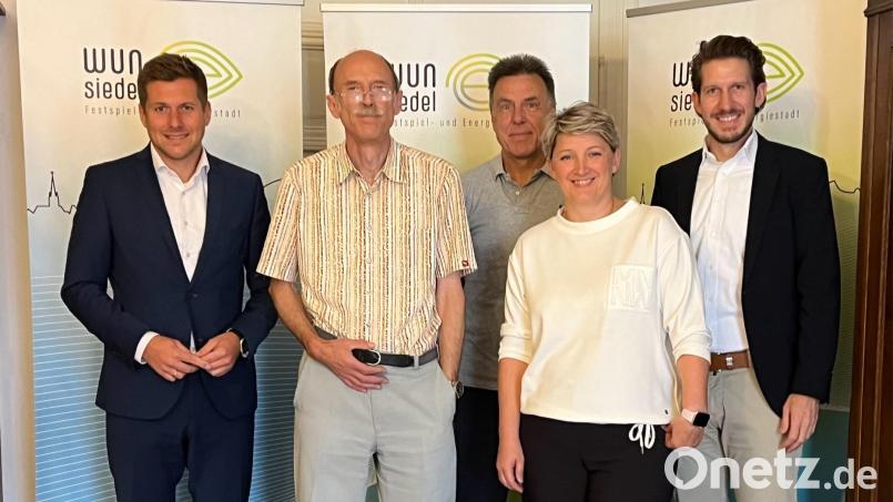 Udo Kilgert übergibt das Amt des Stadtkämmerers an Helena Giesbrecht. Bild: Karin Hille