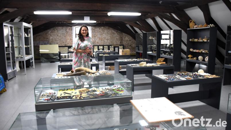 Marketa Monsportova steht im Dachgeschoss des Knopfmuseums Bärnau. Die Museumsleiterin möchte die Vitrinen und Exponate neu strukturieren. Bild: ubb