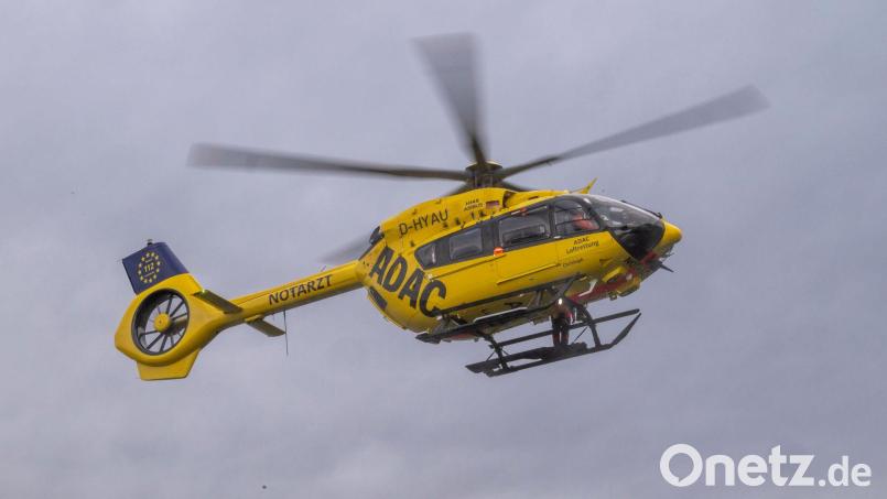 Ein Hubschrauber hat den schwer verletzten Jungen nach dem Hundebiss ins Krankenhaus geflogen. (Symbolbild) Bild: Peter Kneffel/dpa