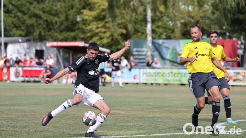 Julian Rost (links) und der VfB Rothenstadt fiebern in der Kreisliga Nord dem Gastspiel des Spitzenreiters SpVgg Trabitz entgegen. Archivbild: Dieter Jäschke
