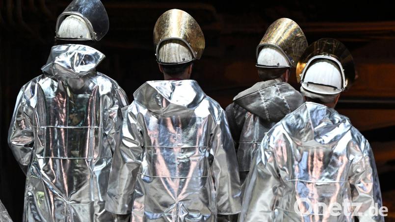 Die Mitglieder der IG Metall bei Thyssenkrupp Steel haben mit großer Mehrheit für einen Sanierungstarifvertrag gestimmt. Er sieht auch massive Lohnkürzungen vor. (Archivbild) Bild: Federico Gambarini/dpa