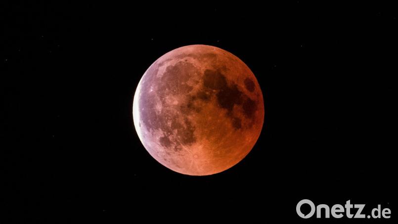 Während einer Mondfinsternis erscheint der Erdtrabant in rötlich-bräunlichen Tönen. (Archivbild) Bild: Silas Stein/dpa