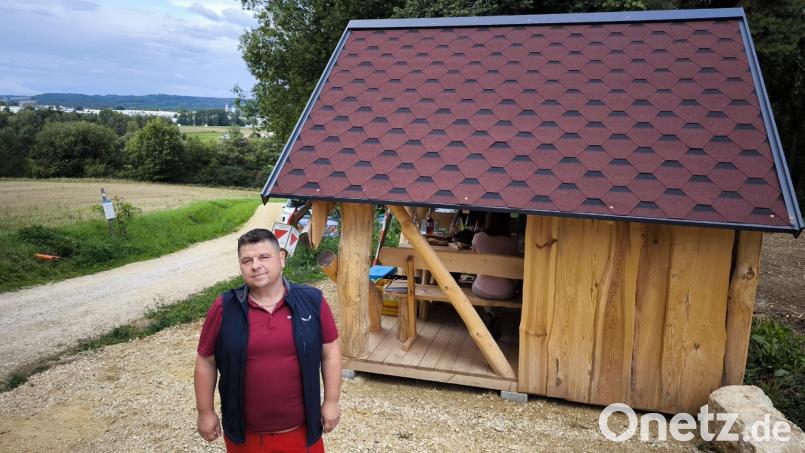 Thomas Pickel vor der neuen Glück-Auf-Hütte im Wanderdreieck. Bild: jma