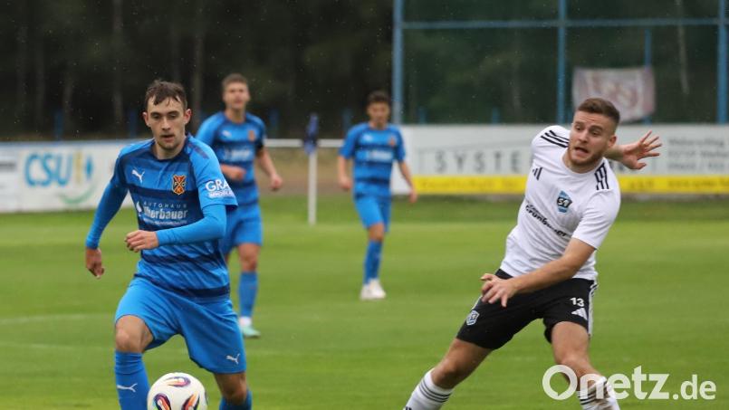 Der Etzenrichter Michael Wexlberger (rechts) im Duell mit Lukas Weidlich, dem Torschützen zum zwischenzeitlichen 1:0 für den 1. FC Bad Kötzting. Bild: war