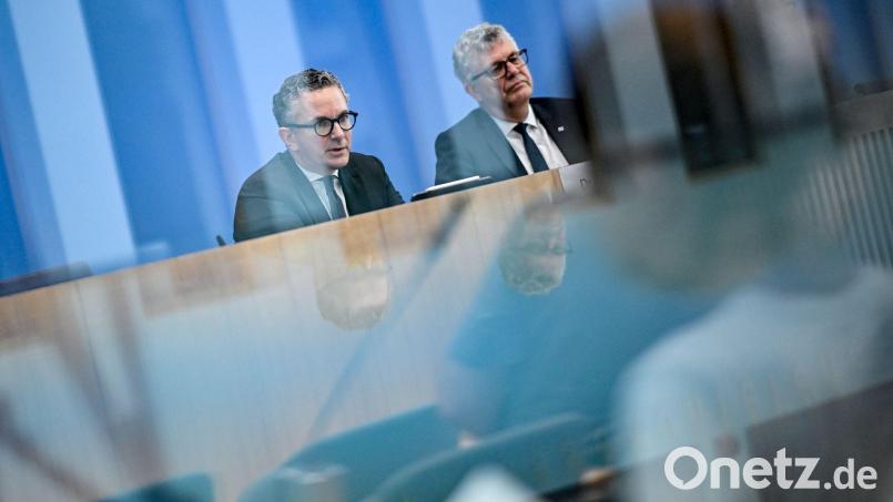 Der Haushalt ist fertig zur Abstimmung im Parlament - doch die Parlamentarier haben schon ganz andere Probleme. Bild: Britta Pedersen/dpa