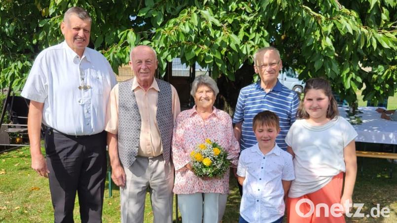 Ernestina (Dritte von links) und Josef Scharl (Zweiter von links) aus Högling feiern Eiserne Hochzeit. Zu diesem Ehejubiläum gratulieren stellvertretender Bürgermeister Franz Ziegelmeier (links) und Pfarrer Johann Schächtl (rechts). Vorne die beiden Urenkel Johannes und Anna Bild: Liane Scharl