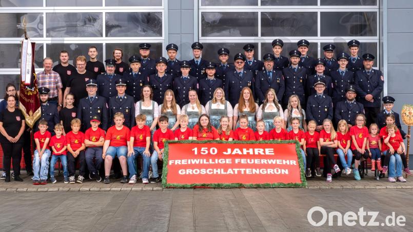 Ihr 150-jähriges Bestehen feiert die Feuerwehr Groschlattengrün. Hier im Bild allen Aktiven, das Vorstandsteam und die Festdamen vor dem Gerätehaus. Bild: Fotoprofi Weiß GmbH/exb