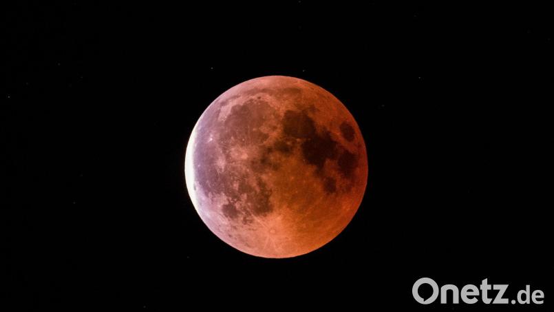 Ob man den Mond in Bayern am Sonntag so deutlich sehen kann, ist unklar. (Archivbild). Bild: Silas Stein/dpa