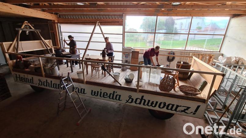 Die Kastler Sportschützen nehmen sich mit ihrem Motivwagen erneut des Metzgerhandwerks an. Ebenso waren sie diese Woche dabei, Utensilien fürs Hobeln und Stampfen von Sauerkraut auf der Ladefläche zu verstauen. Bild: rwo