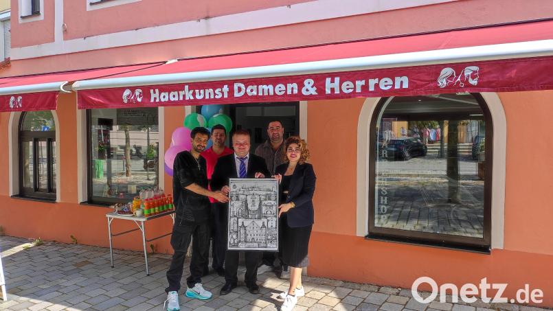 Bürgermeister Thomas Gesche besuchte den neu eröffneten Friseursalon „Haarkunst“ und wünschte dem Team zum Start viel Erfolg. Bild: Karolina Bauer