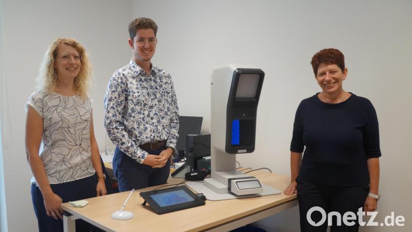 Stellvertretende Bürgermeisterin Margit Reichl (rechts) und Standesbeamtin Margit Jeter (links) freuen sich über den neuen Mitarbeiter Fabian Schmid, der mit dem neuen Gerät die digitalen Passfotos anfertigt und die weitere Antragstellung übernimmt Bild: wel