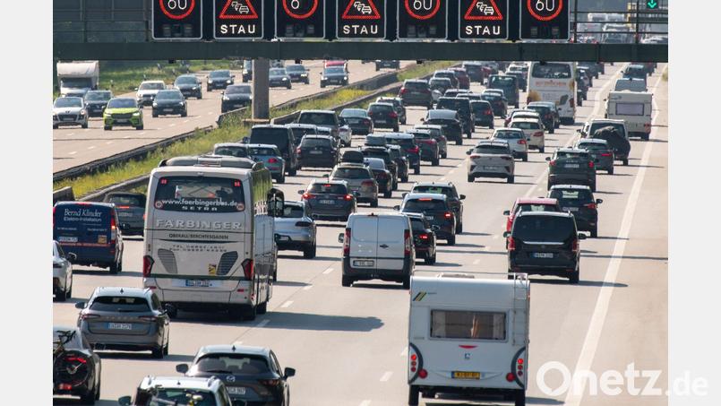 Auf den Autobahnen müssen Autofahrer am ersten Septemberwochenende viel Geduld mitbringen. (Archivfoto) Bild: Stefan Puchner/dpa