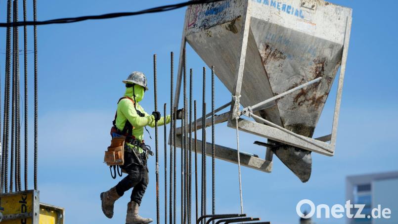 Die US-Arbeitslosenquote legte im Monatsvergleich um 0,1 Prozentpunkte auf 4,3 Prozent zu. (Symbolbild) Bild: Lynne Sladky/AP/dpa