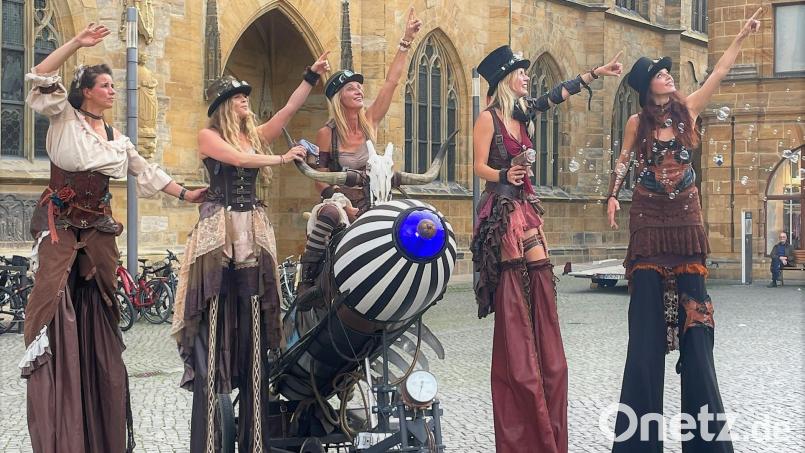 Mit ihrer Steampunk-Rakete, den Stelzen und ihren Kostümen sorgten die fünf Damen von &quot;Lichtfieber&quot; aus Neustadt am Kulm für große Aufmerksamkeit. Bild: Susanne Schwab